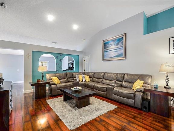 5th image of 115 Sterling Pine St
