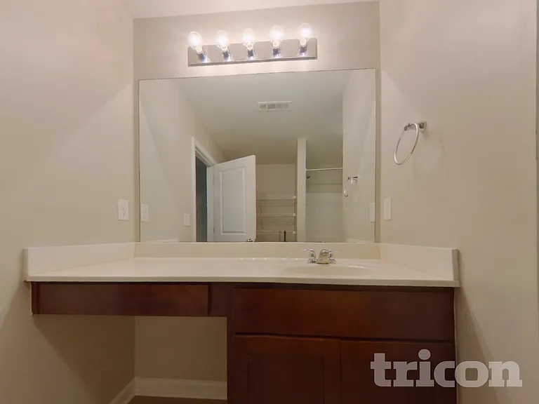 1042 Sutherland Dr — Photo 6
