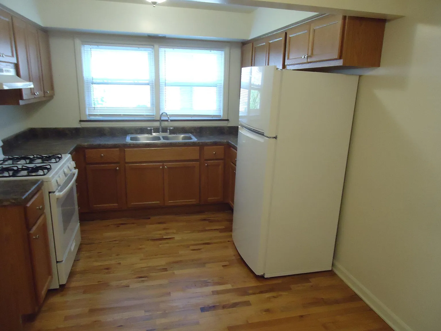 6651 N California Ave — Photo 2