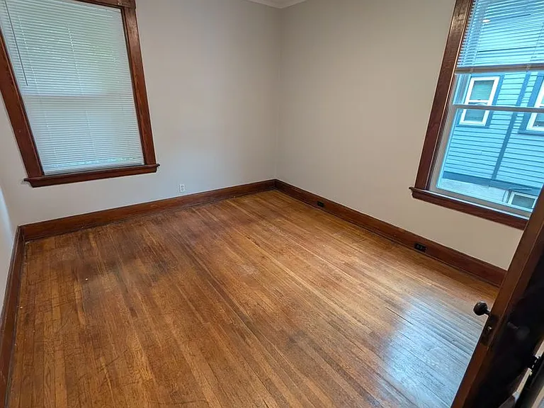 3111 Linwood Ave — Photo 6