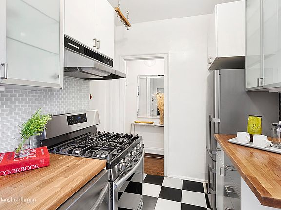 5th image of 99 E 4th St APT 5L