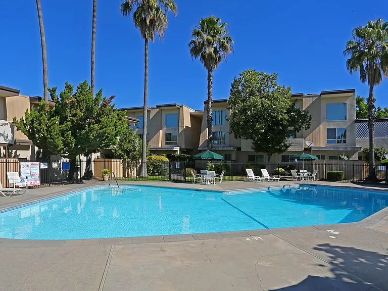 Marconi Gardens East — Photo 11