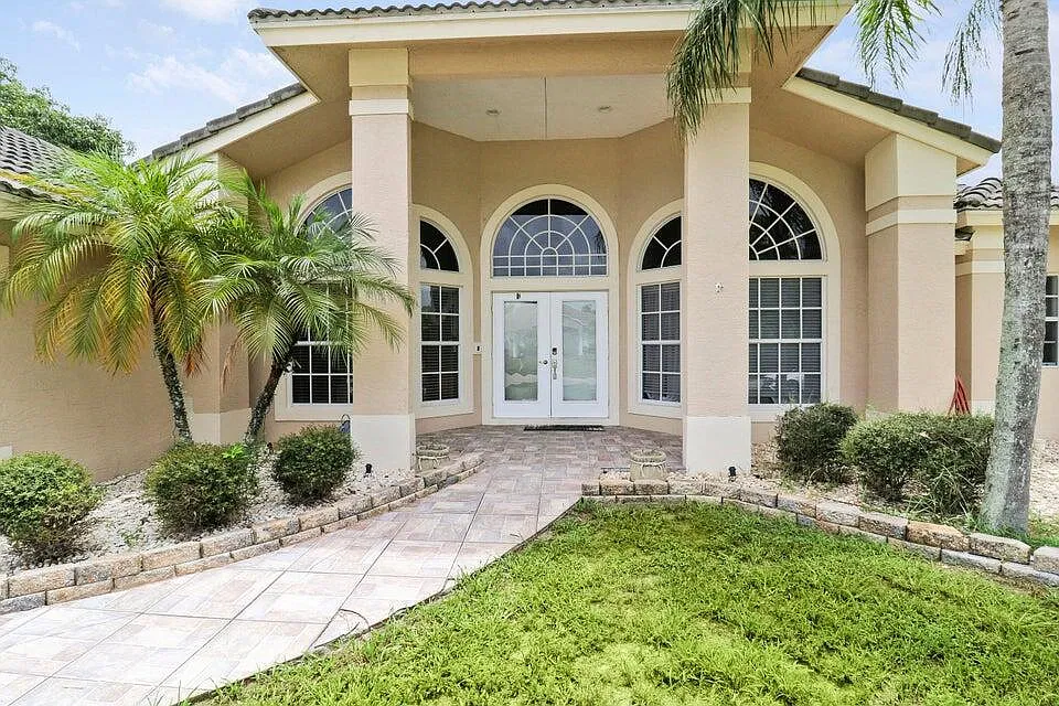 3 bed, 2.0 bath, 2076 sqft, $3,650 — Photo 2