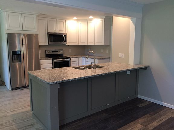 4th image of 275 Green Oak Dr