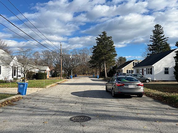 4th image of 23 Brookfield Dr