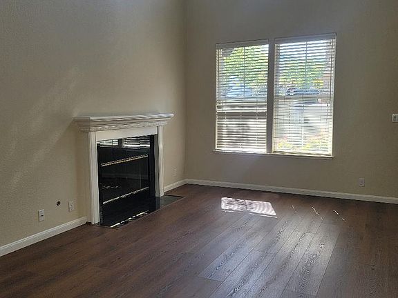 Fireplace w gas insert in living room