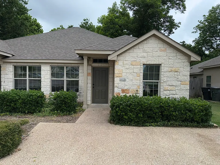 1002 Ferrara Cir #B — Photo 1