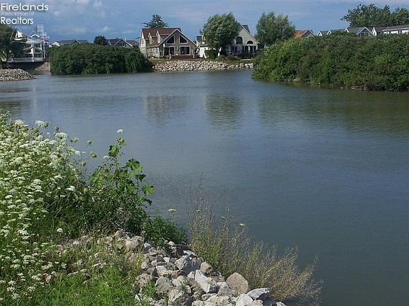 lot has 85 ft of waterfront