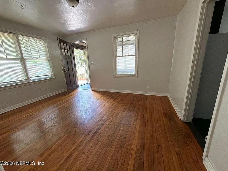 2052 W 17th St — Photo 6