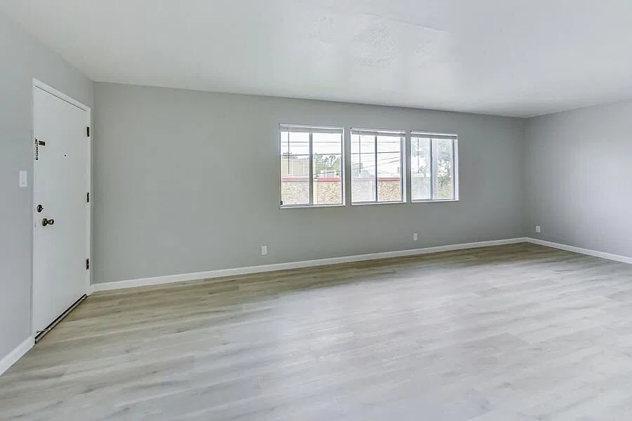 Spacious and modern two bedroom with parking included! — Photo 3