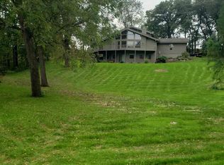 4021 Valley Oaks Dr, Clinton, IA 52732