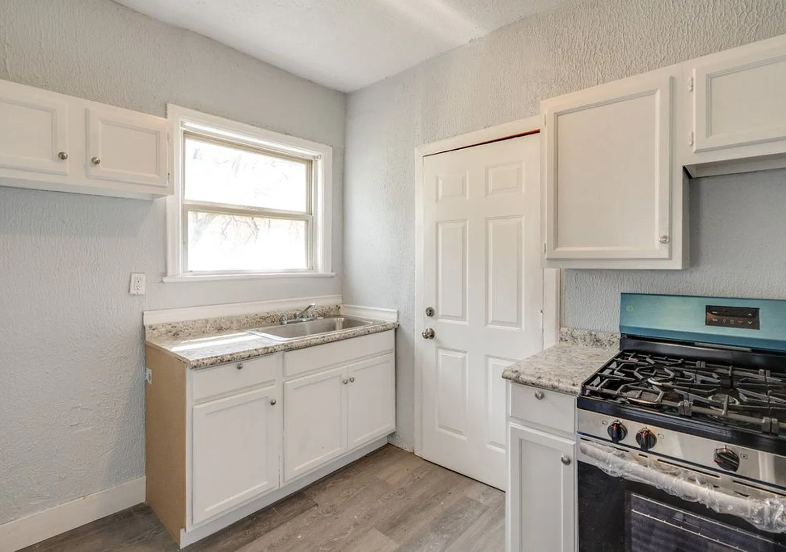 2 bed, 1.0 bath, $1,199 — Photo 3