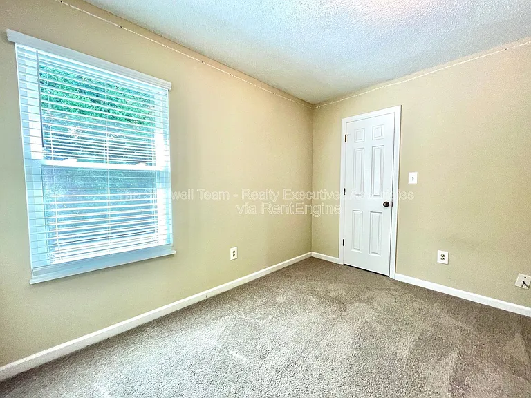 1363 Wenlock Rd — Photo 8