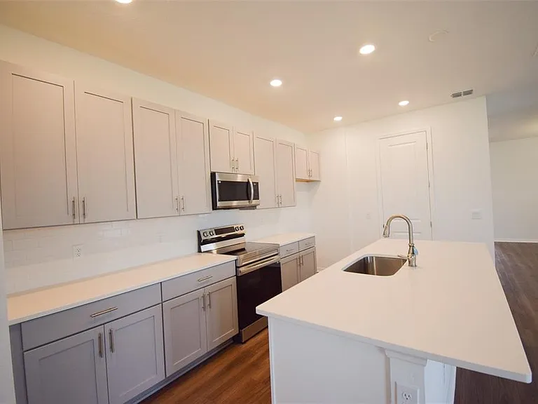 2370 Lancashire St — Photo 8