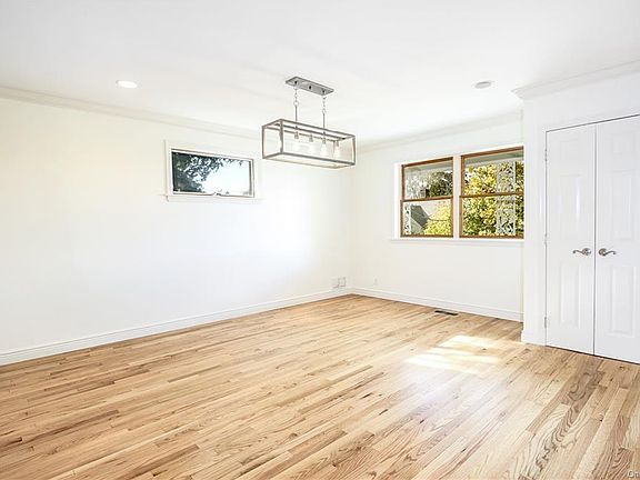 5th image of 40 Parkway Cir