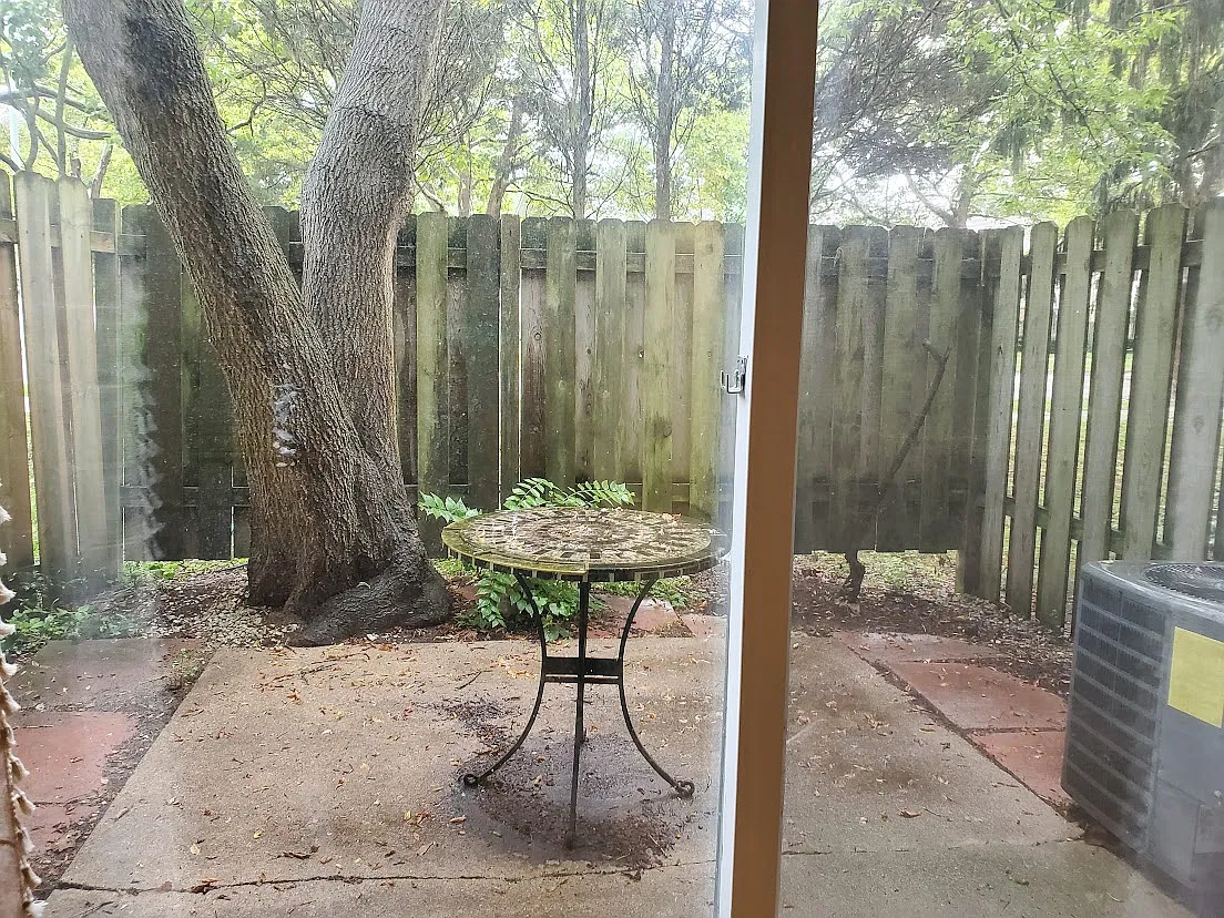 2 bed, 1.5 bath, 930 sqft, $995 — Photo 2