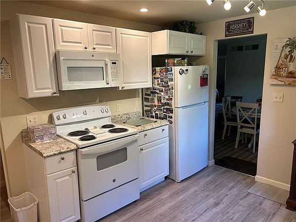 4th image of 225 N Park Dr