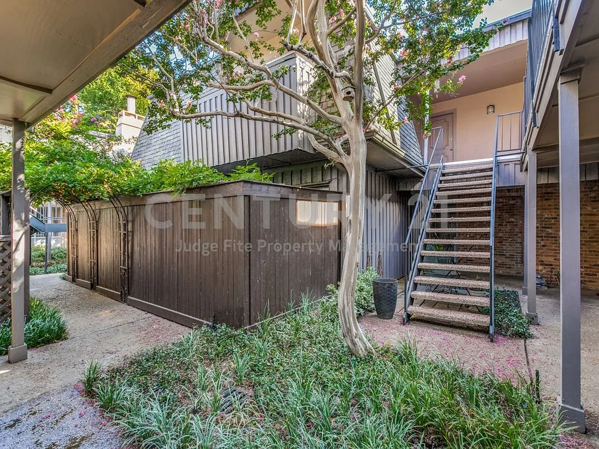 Building Photo - 4112 Bowser Ave #203