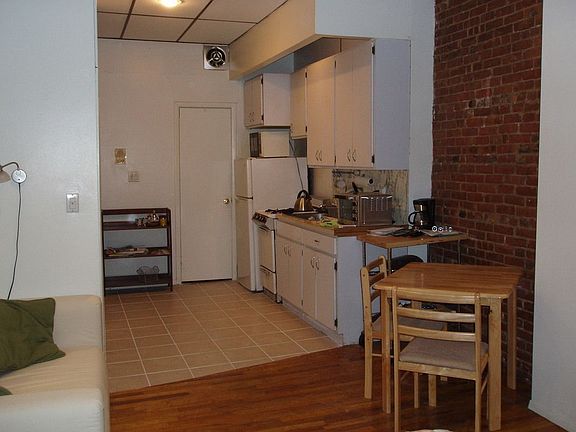 3rd image of 1059 Jackson Ave APT 2A