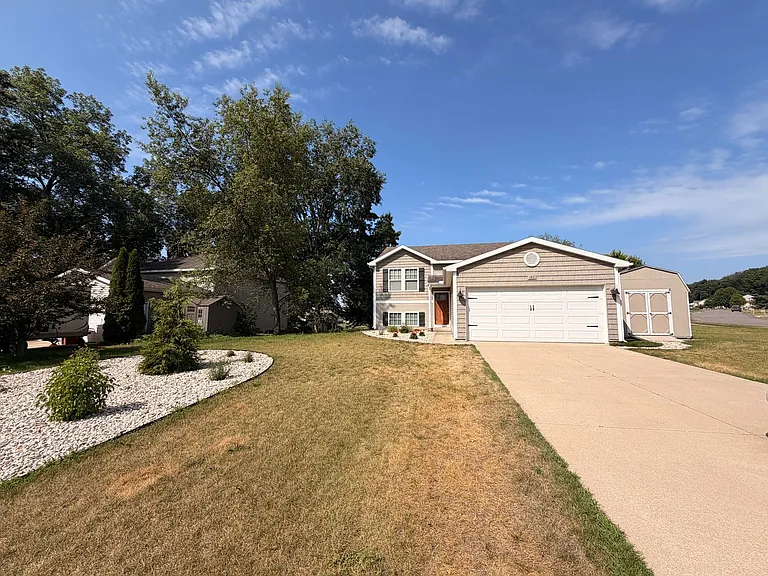 1627 Hamlet Dr SE — Photo 2
