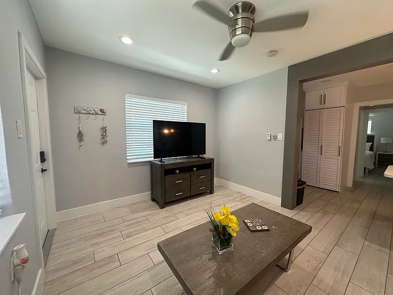 119 Sunrise Ave #A — Photo 4