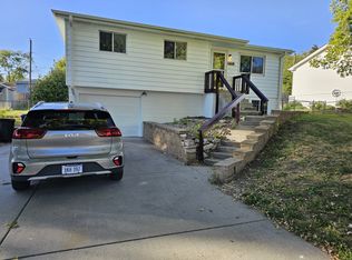 7318 Sun Valley Dr, Omaha, NE 68157