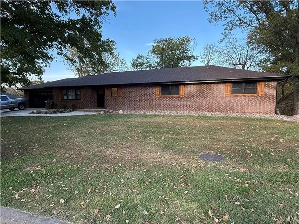 909 Bell Dr, Excelsior Springs, MO 64024
