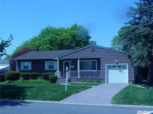 210 9th St, West Babylon, NY 11704