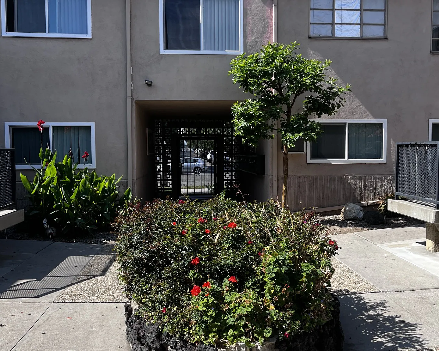 6200 Hazeltine — Photo 2