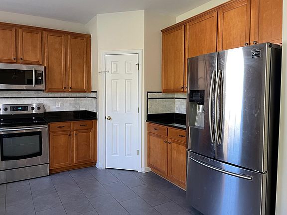 French window Refrigerator goes with the rent.