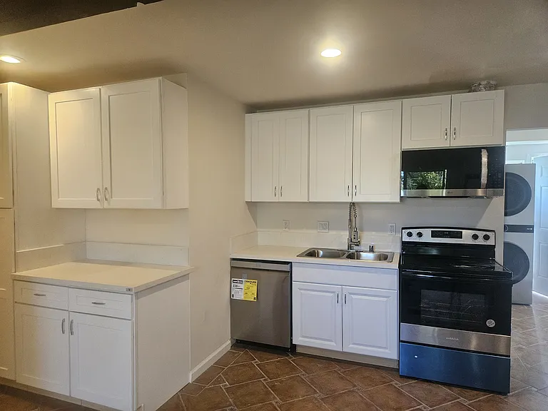 260 Mission Dr #1/2 — Photo 3