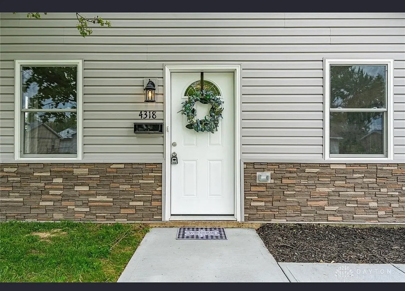 3 bed, 900 sqft, $1,995 — Photo 3