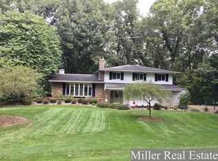 482 Lakeside Dr, Hastings, MI