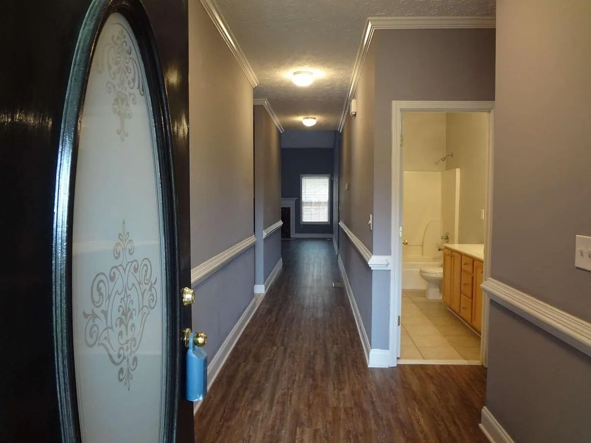 5 bed, 3.0 bath, 2422 sqft, $1,995 — Photo 3