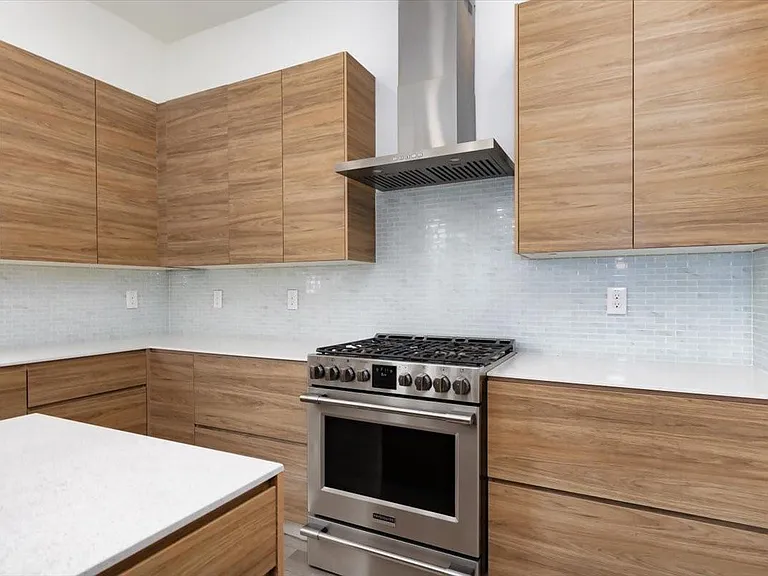 645 W 16th St — Photo 12