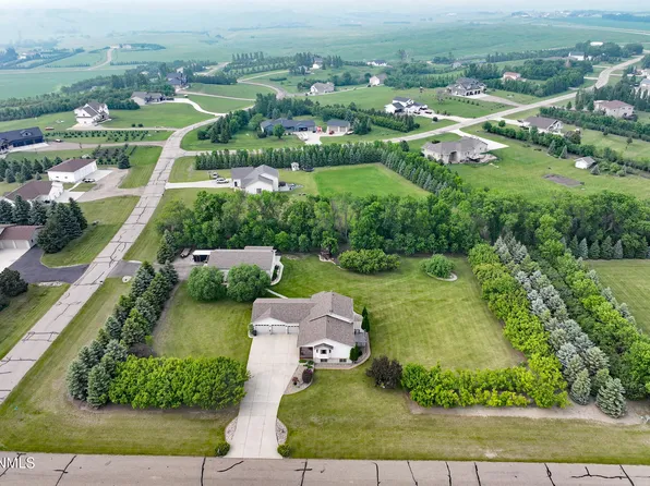 724 Violet Ln, Bismarck, ND 58503