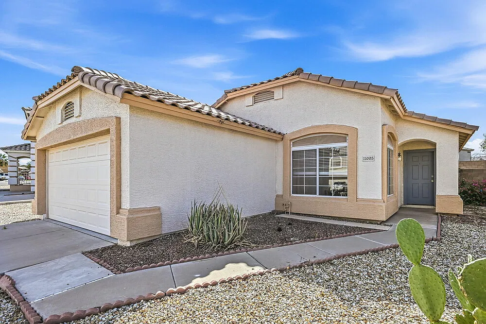 3 bed, 2.0 bath, 1322 sqft, $2,025 — Photo 2