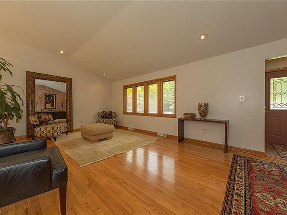 4th image of 18854 Jefferson Dr