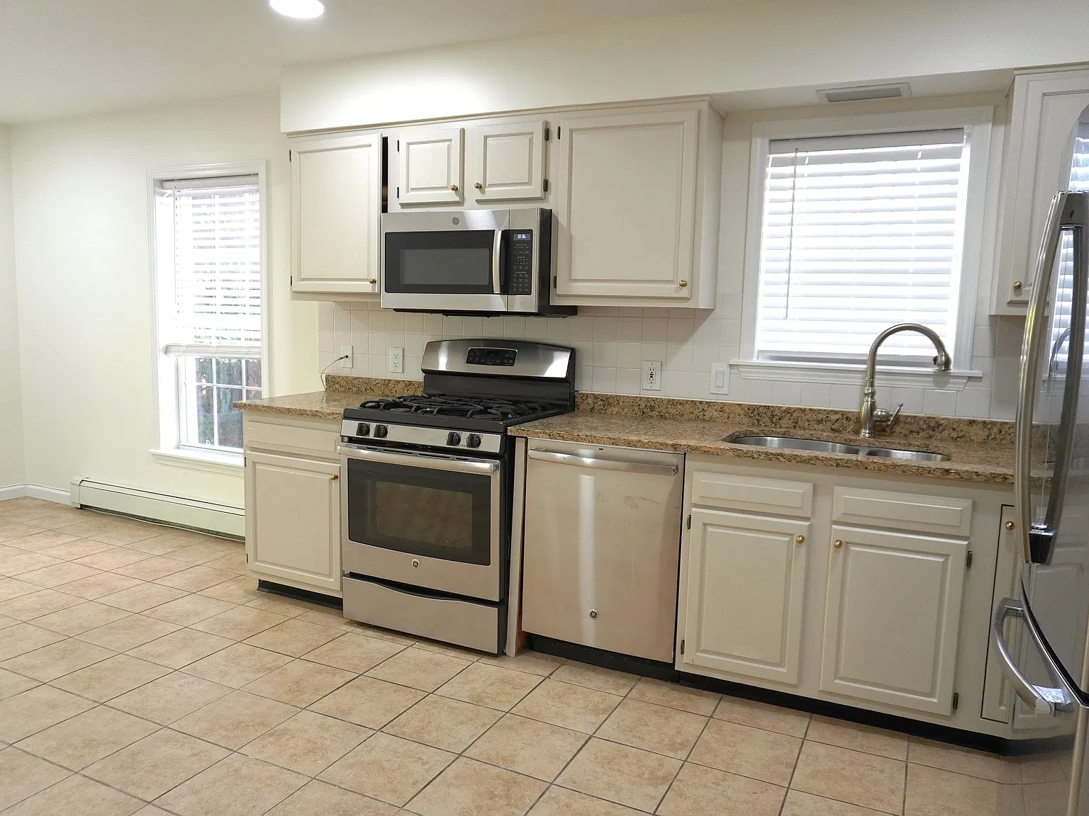 3 bed, 2.5 bath, 1872 sqft, $6,100 — Photo 4