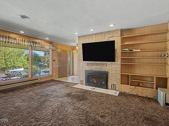 3rd image of 1118 Sequoia St