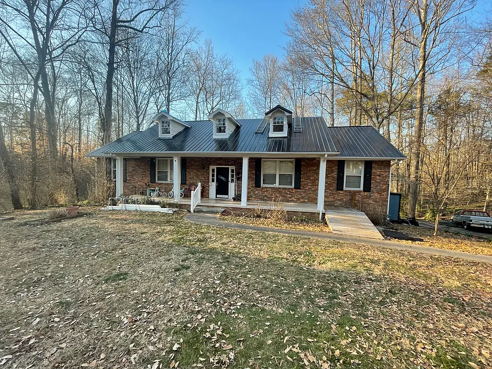 18 Brewster Ln #A