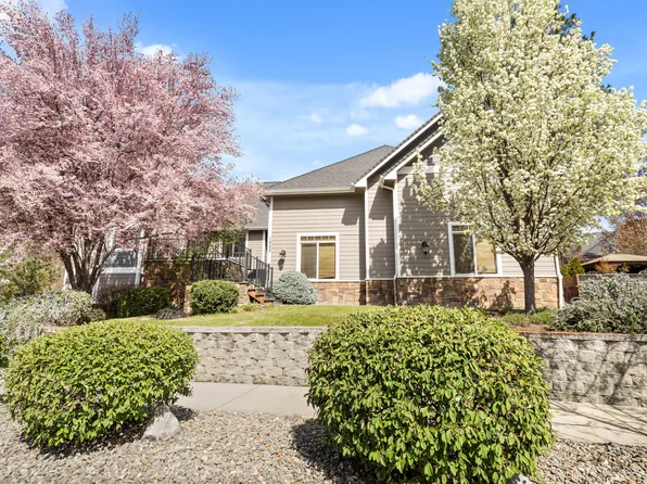 1868 NW F St, Grants Pass, OR 97526