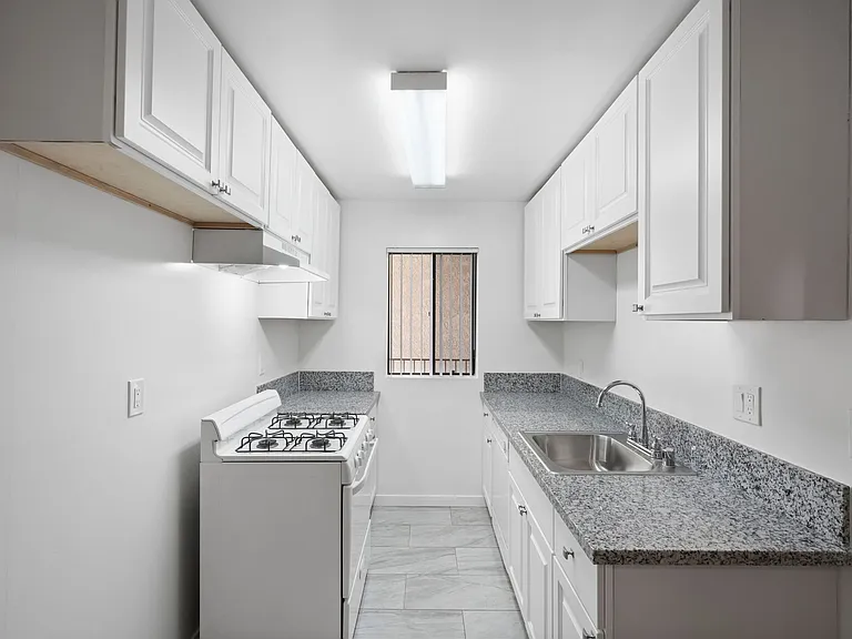 12603 Oxnard St #6 — Photo 2