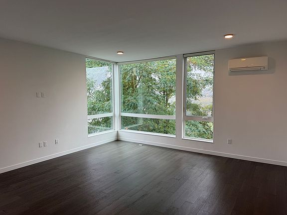 4th image of 2573 13th Ave W