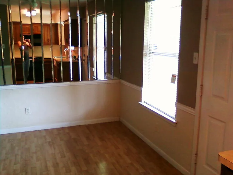 eat in area off kitchen