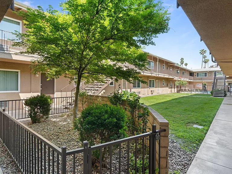 Linden Court Apartments — Photo 64