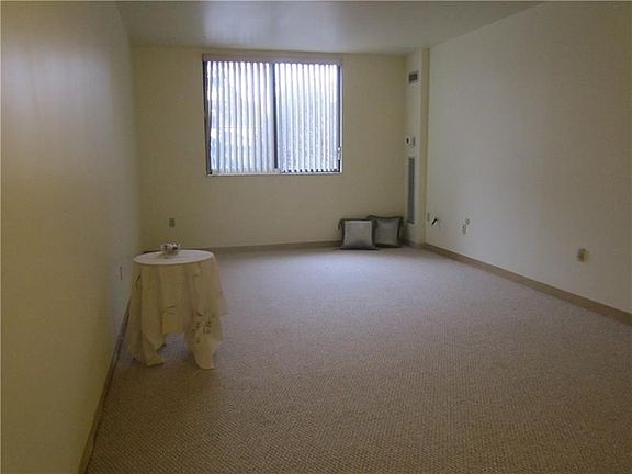 Freshly painted neutral color!New carpet!