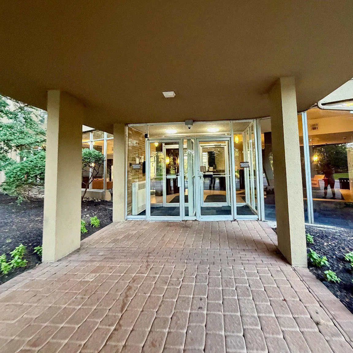 Radnor House Condominium — Photo 3