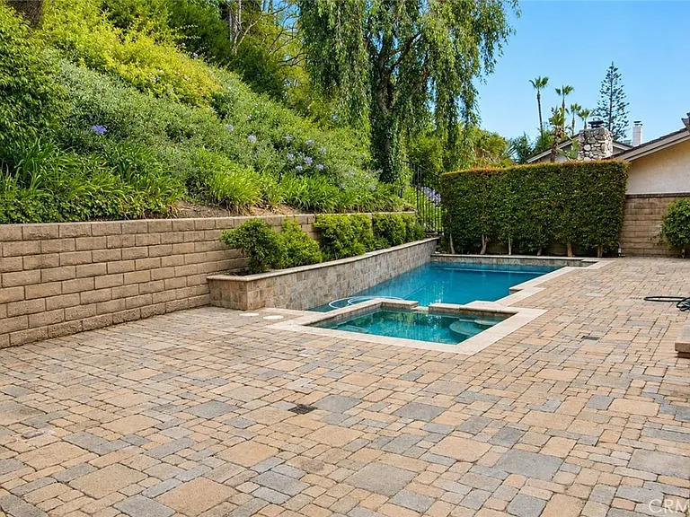 24662 Kings Rd — Photo 2