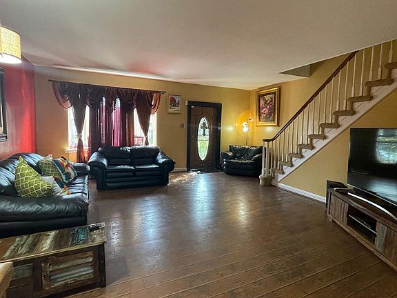 3rd image of 1431 Devereaux Ave